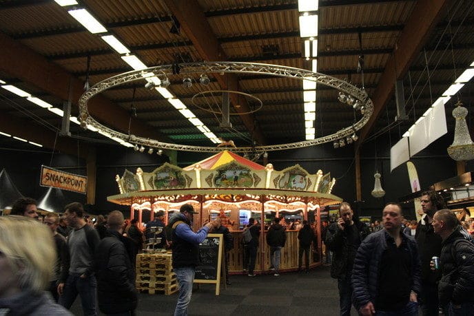Lange rij voor toegang Karperbeurs - Foto: Eigen geleverde foto
