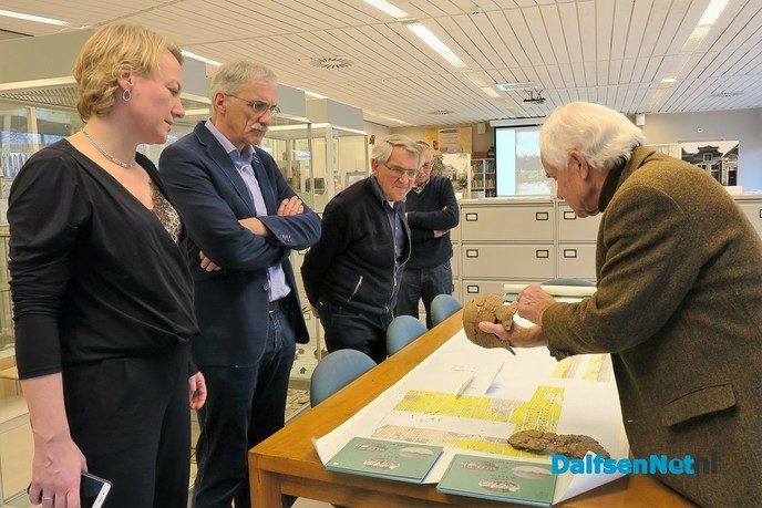 Burgemeester maakt kennis met H.K.D. - Foto: Ingezonden foto