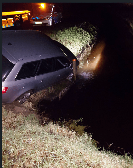 Auto in de sloot door uitwijken koppel reeën - Foto: Politie Vechtdal
