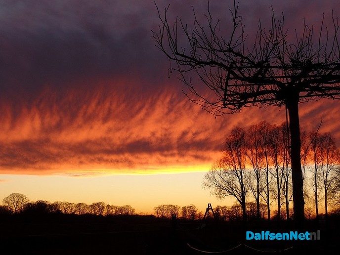 Even was het zondagavond heel mooi boven Dalfsen …. - Foto: Ingezonden foto