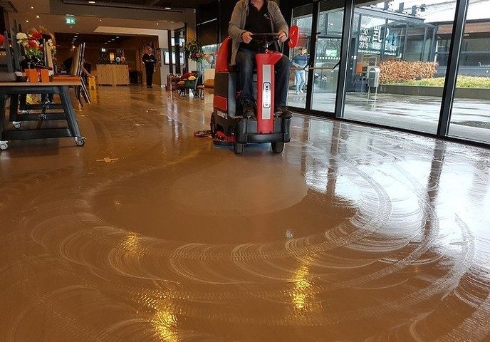 Iesmeester maakt de bane mooi glad - Foto: Gruune Jopie