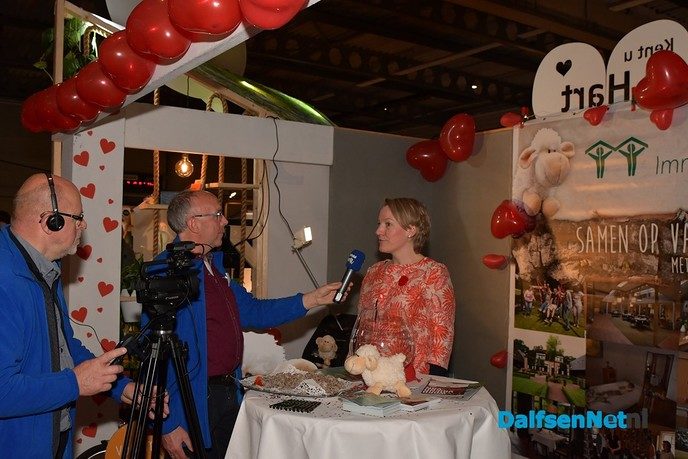 Burgemeester Erica van Lente heeft de Damitobeurs geopend - Foto: Johan Bokma