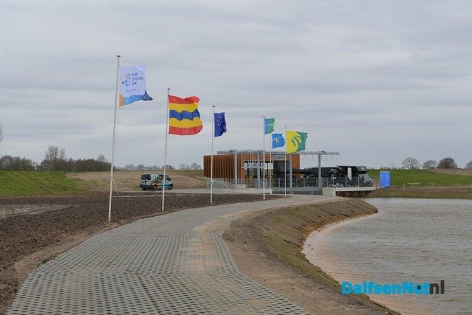 Gedeputeerde en Waterschapbestuurder openen gemaal De Broekhuizen en Dalfserveldwetering - Foto: Johan Bokma