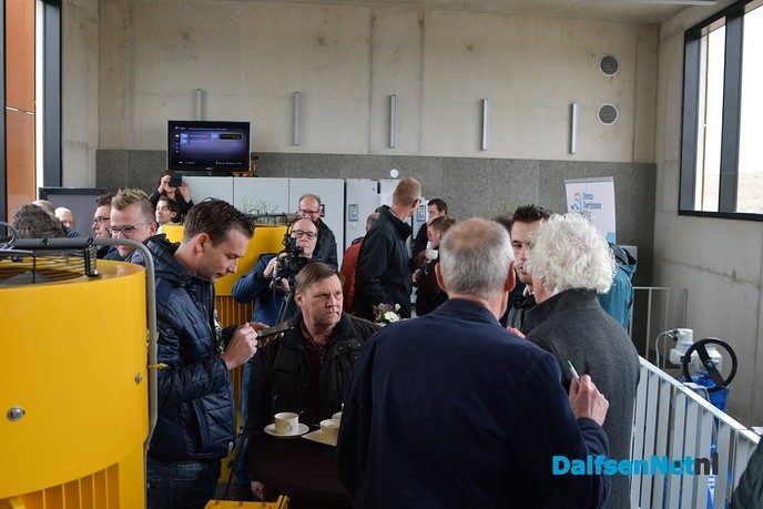 Gedeputeerde en Waterschapbestuurder openen gemaal De Broekhuizen en Dalfserveldwetering - Foto: Johan Bokma