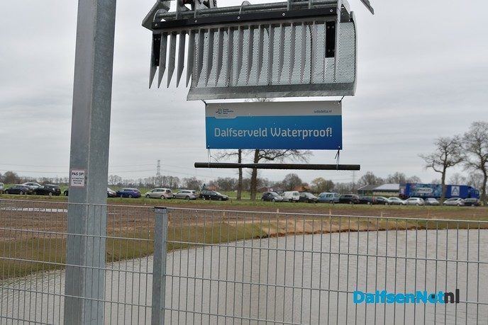 Gedeputeerde en Waterschapbestuurder openen gemaal De Broekhuizen en Dalfserveldwetering - Foto: Johan Bokma