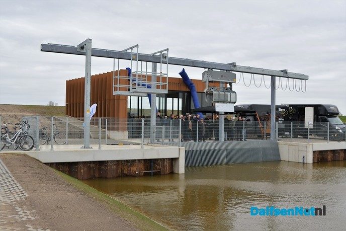 Gedeputeerde en Waterschapbestuurder openen gemaal De Broekhuizen en Dalfserveldwetering - Foto: Johan Bokma