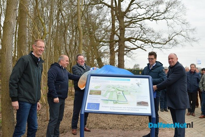 Gedeputeerde en Waterschapbestuurder openen gemaal De Broekhuizen en Dalfserveldwetering - Foto: Johan Bokma