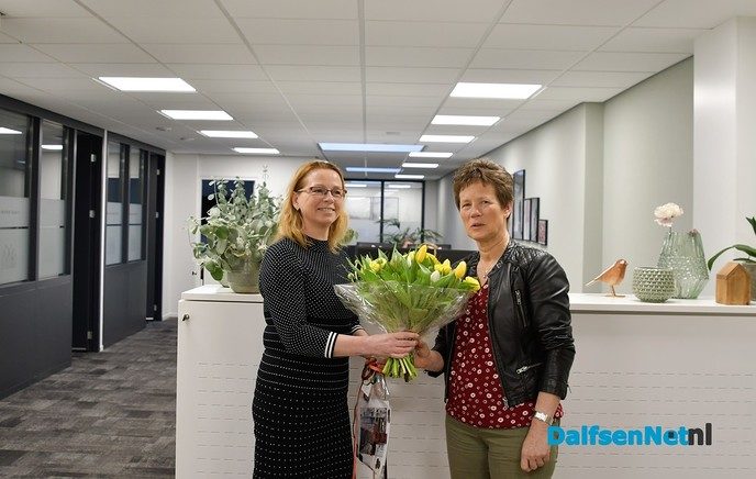 Henny Goos neemt de hoofdprijs in ontvangst bij Jeanette Visscher Makelaars - Foto: Johan Bokma
