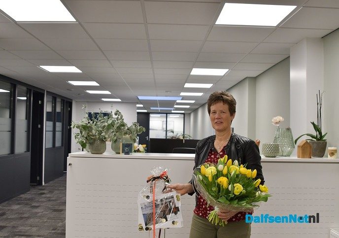 Henny Goos neemt de hoofdprijs in ontvangst bij Jeanette Visscher Makelaars - Foto: Johan Bokma