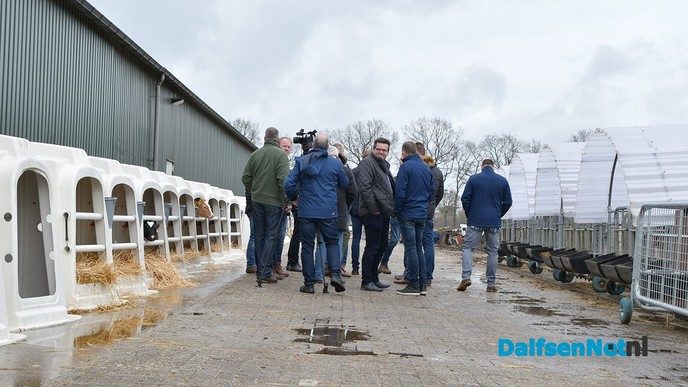 VVD-Europarlementariër Huitema onder indruk van zonnestroomproject Vinkenbuurt - Foto: Johan Bokma