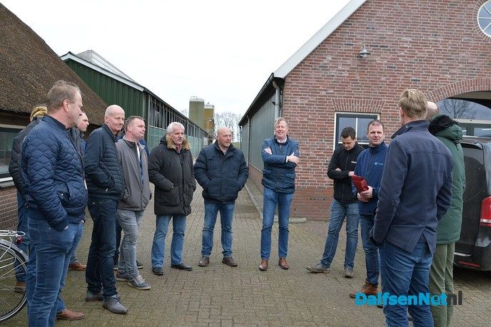 VVD-Europarlementariër Huitema onder indruk van zonnestroomproject Vinkenbuurt - Foto: Johan Bokma