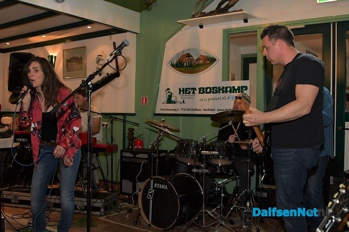 Blues fans genieten bij Het Boskamp van Carolina and the BluesMen - Foto: Johan Bokma