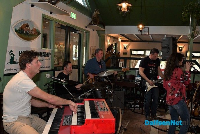 Blues fans genieten bij Het Boskamp van Carolina and the BluesMen - Foto: Johan Bokma