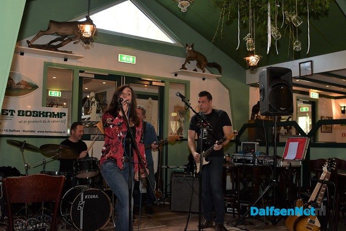 Blues fans genieten bij Het Boskamp van Carolina and the BluesMen - Foto: Johan Bokma