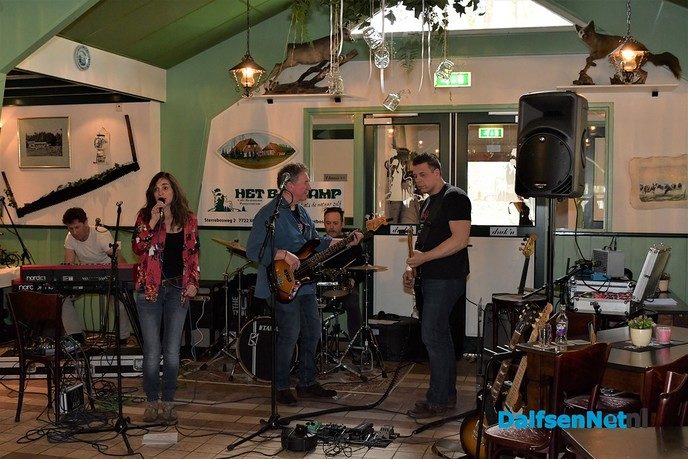Blues fans genieten bij Het Boskamp van Carolina and the BluesMen - Foto: Johan Bokma