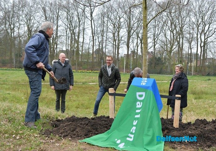 Noten plant een Notenboom - Foto: Johan Bokma