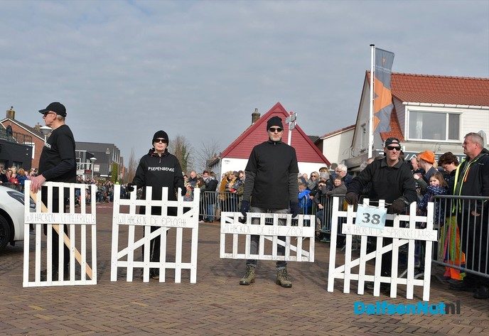 Grote Lemelerveldse Carnavalsoptocht trekt veel publiek - Foto: Johan Bokma