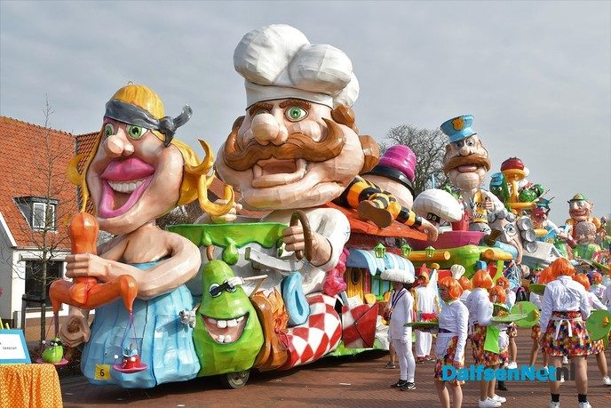 Grote Lemelerveldse Carnavalsoptocht trekt veel publiek - Foto: Johan Bokma