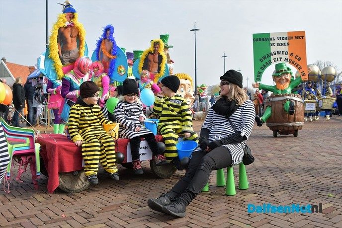 Grote Lemelerveldse Carnavalsoptocht trekt veel publiek - Foto: Johan Bokma
