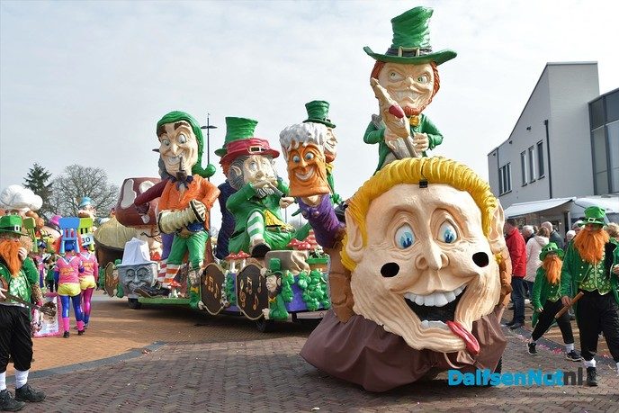 Grote Lemelerveldse Carnavalsoptocht trekt veel publiek - Foto: Johan Bokma