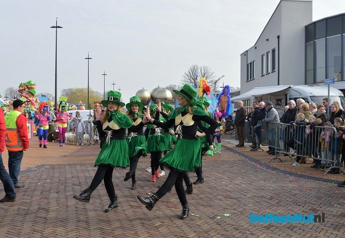 Grote Lemelerveldse Carnavalsoptocht trekt veel publiek - Foto: Johan Bokma