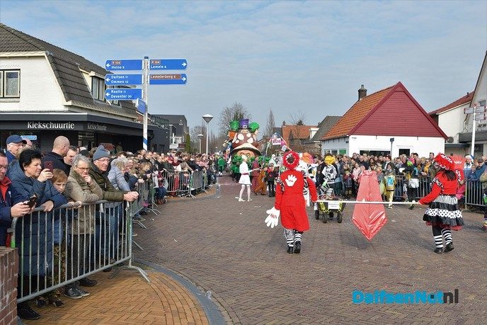Grote Lemelerveldse Carnavalsoptocht trekt veel publiek - Foto: Johan Bokma