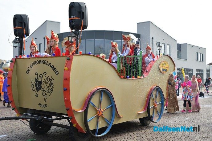 Grote Lemelerveldse Carnavalsoptocht trekt veel publiek - Foto: Johan Bokma