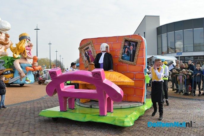 Grote Lemelerveldse Carnavalsoptocht trekt veel publiek - Foto: Johan Bokma
