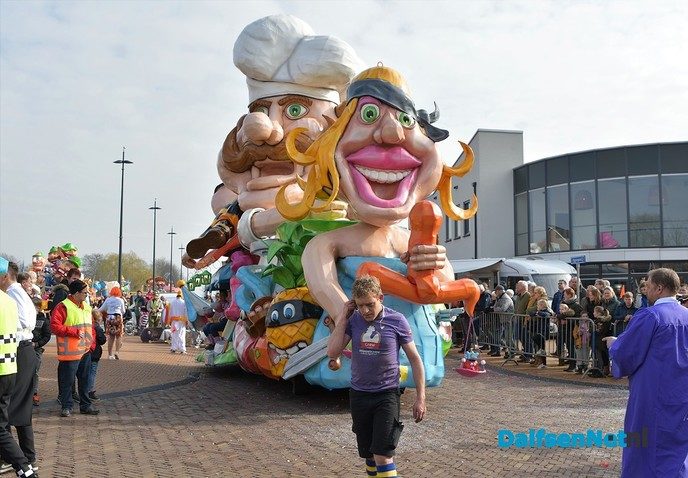 Grote Lemelerveldse Carnavalsoptocht trekt veel publiek - Foto: Johan Bokma