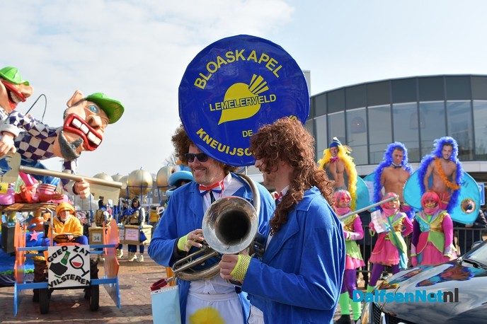 Grote Lemelerveldse Carnavalsoptocht trekt veel publiek - Foto: Johan Bokma