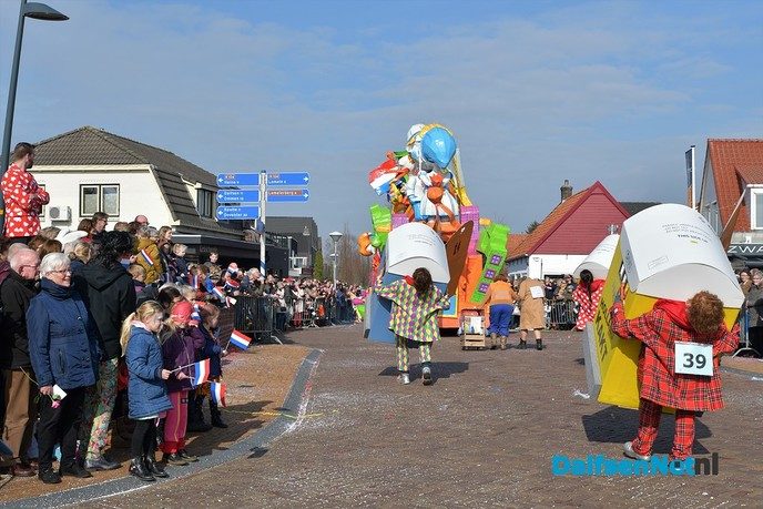 Grote Lemelerveldse Carnavalsoptocht trekt veel publiek - Foto: Johan Bokma