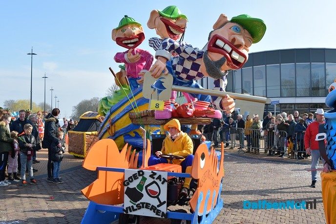 Grote Lemelerveldse Carnavalsoptocht trekt veel publiek - Foto: Johan Bokma