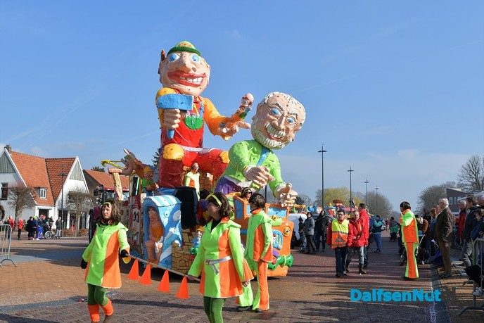 Grote Lemelerveldse Carnavalsoptocht trekt veel publiek - Foto: Johan Bokma