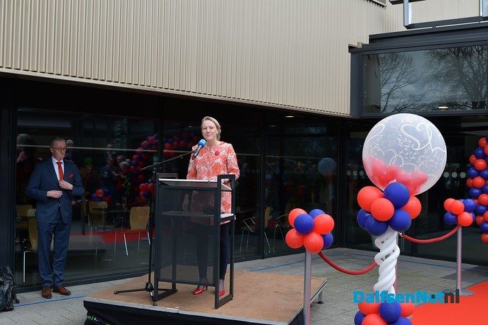 Burgemeester Erica van Lente heeft de Damitobeurs geopend - Foto: Johan Bokma