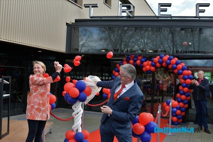 Burgemeester Erica van Lente heeft de Damitobeurs geopend - Foto: Johan Bokma