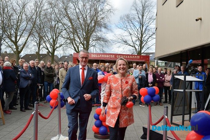 Burgemeester Erica van Lente heeft de Damitobeurs geopend - Foto: Johan Bokma