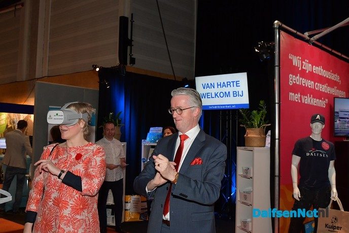 Burgemeester Erica van Lente heeft de Damitobeurs geopend - Foto: Johan Bokma
