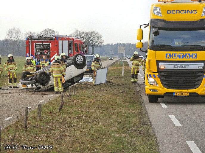 Auto ramt verkeersbord en snelheids indicatie bord