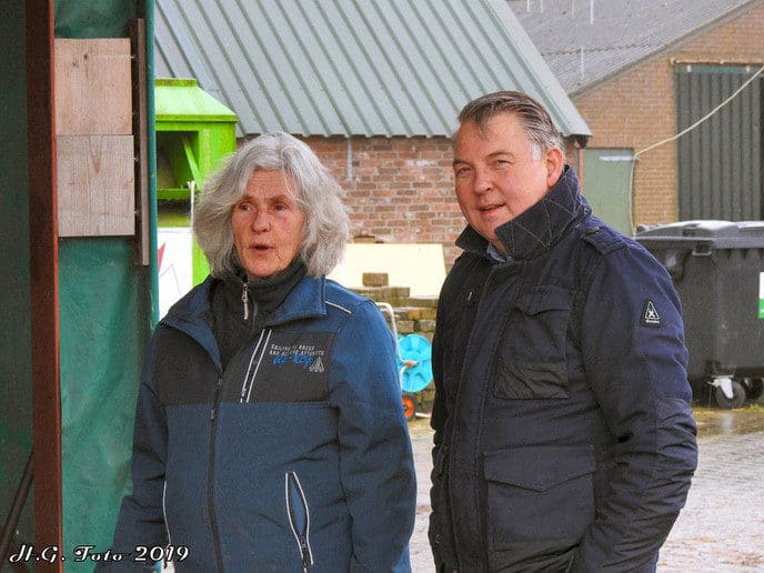 Burgemeester Hans Vroomen hielp bij ’t olde manegepeerd.