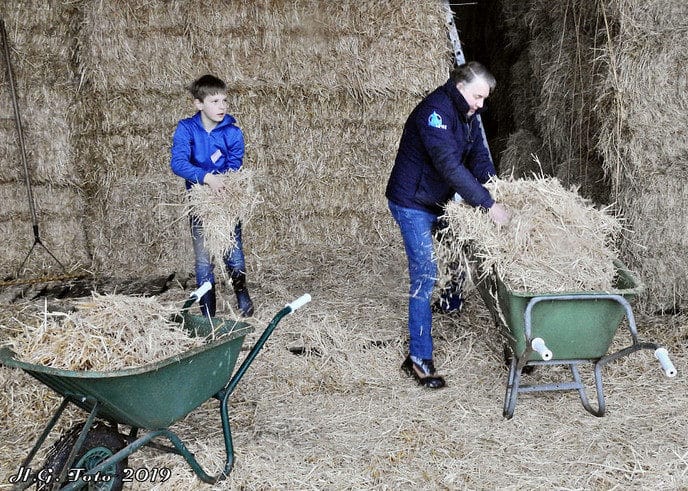 Burgemeester Hans Vroomen hielp bij ’t olde manegepeerd.