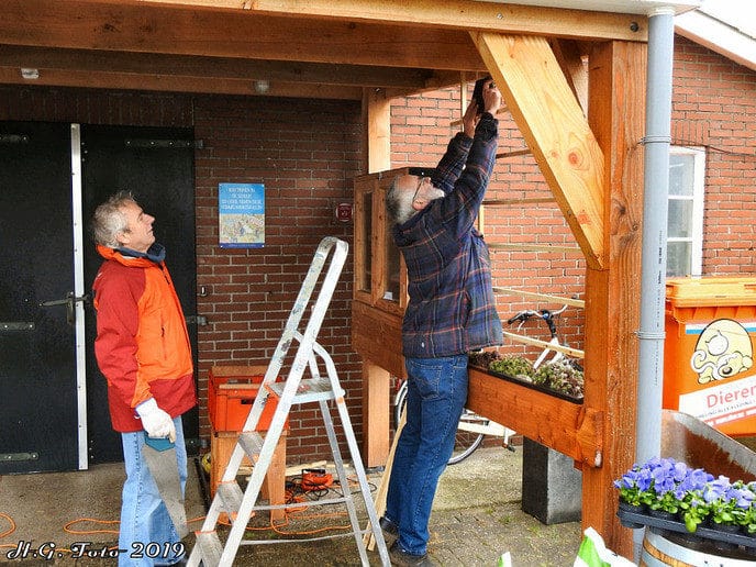 Burgemeester Hans Vroomen hielp bij ’t olde manegepeerd.