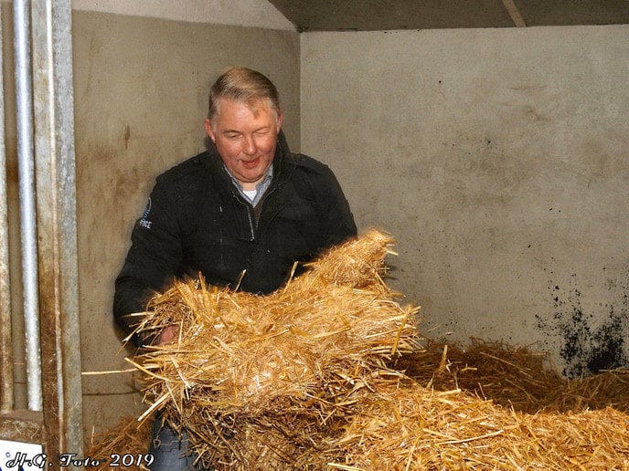 Burgemeester Hans Vroomen hielp bij ’t olde manegepeerd.