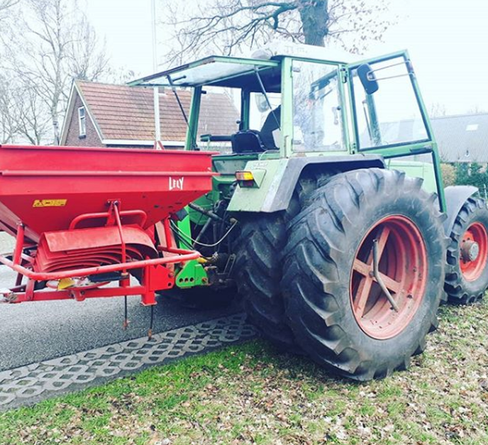 Landbouwtrekker met “Dubbel lucht” zonder ontheffing op de weg - Foto: Politie Vechtdal