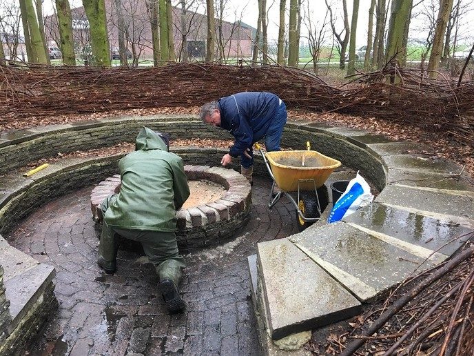 Vrijwilligers maken nieuwe entree poort - Foto: Eigen geleverde foto