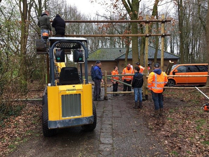 Vrijwilligers maken nieuwe entree poort - Foto: Eigen geleverde foto