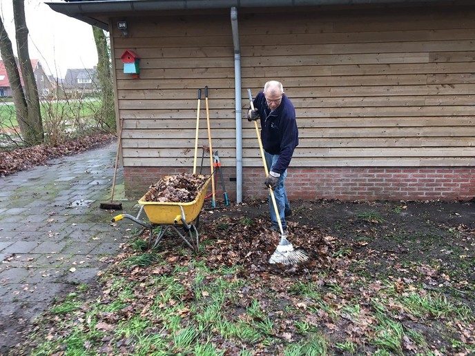 Vrijwilligers maken nieuwe entree poort - Foto: Eigen geleverde foto