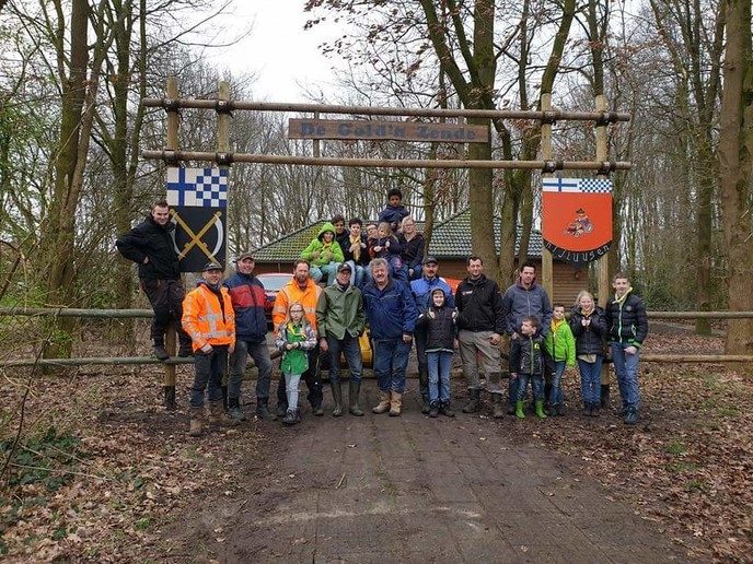 Vrijwilligers maken nieuwe entree poort - Foto: Eigen geleverde foto