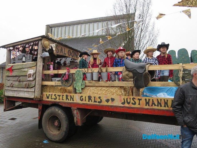Een grootse optocht in Hoonhorst - Foto: Wim