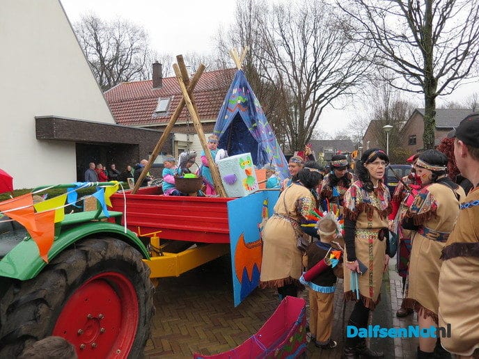 Een grootse optocht in Hoonhorst - Foto: Wim