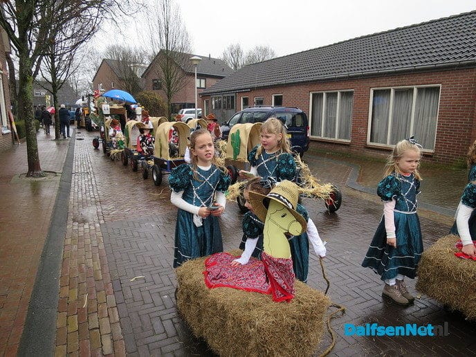 Een grootse optocht in Hoonhorst - Foto: Wim